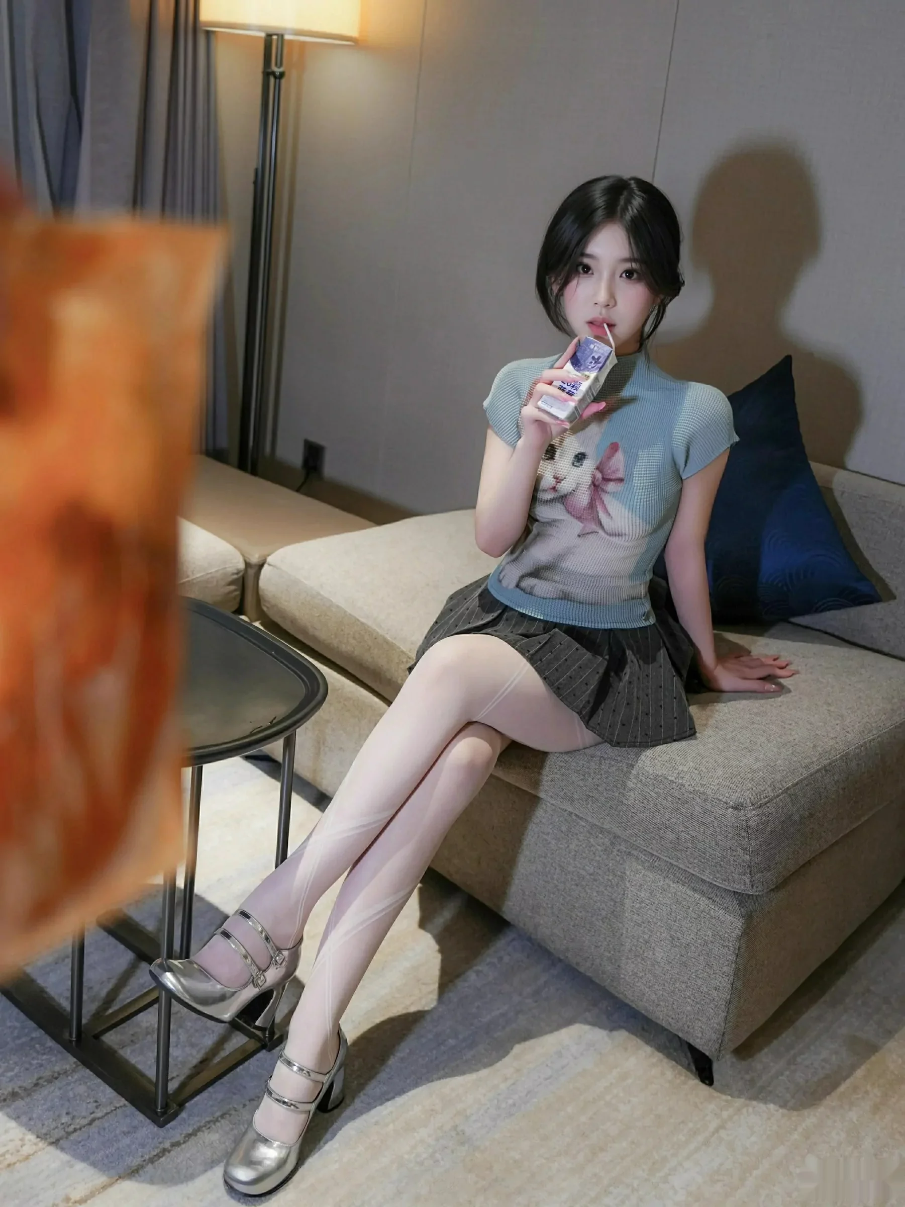 秀人集.com_[XiuRen秀人网]No.10830_模特汁汁性感JK服饰露灰色内衣配白色丝袜秀曼妙身材诱惑写真70P