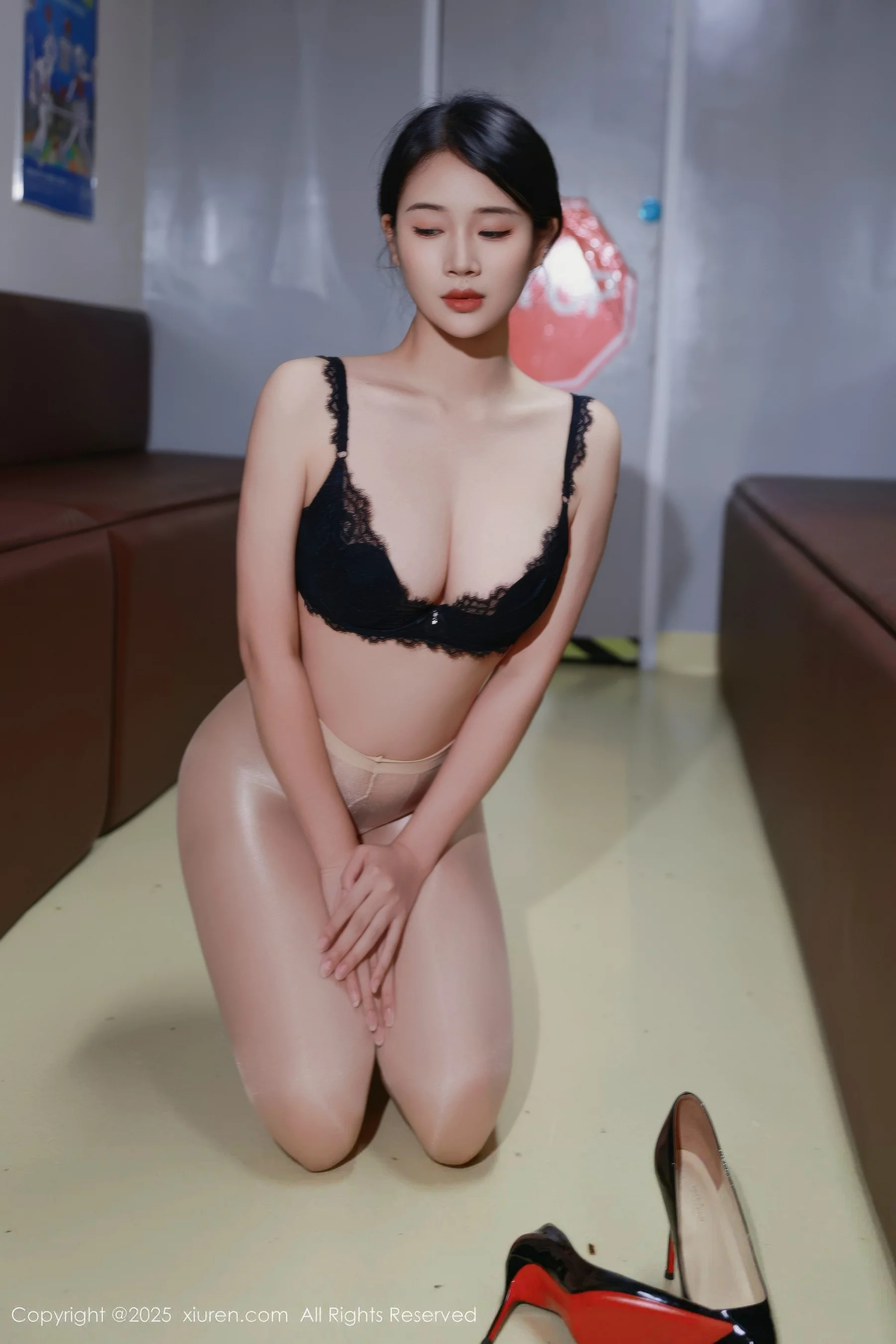 秀人集.com_[XiuRen秀人网]No.10856_模特南乔性感OL服饰露黑色内衣配超薄肉丝秀完美身材诱惑写真86P