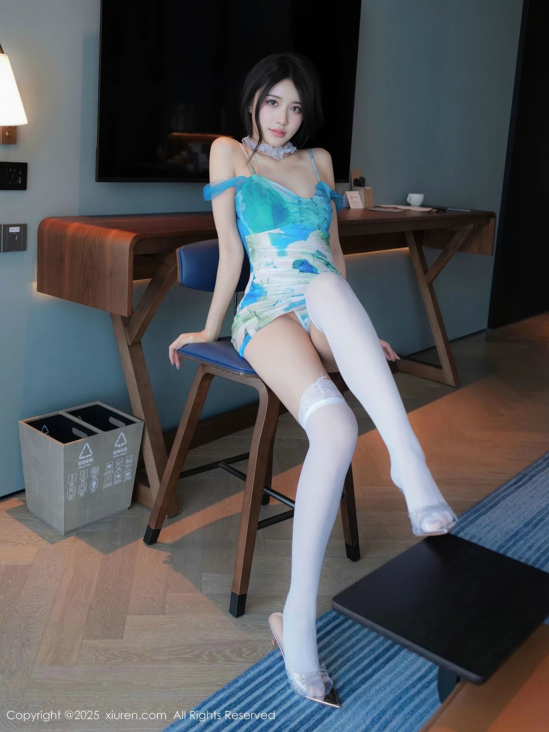 秀人集.com_[XiuRen秀人网]No.10859_模特shelly诗莉吖性感蓝色连衣短裙配白丝袜秀曼妙身姿诱惑写真76P