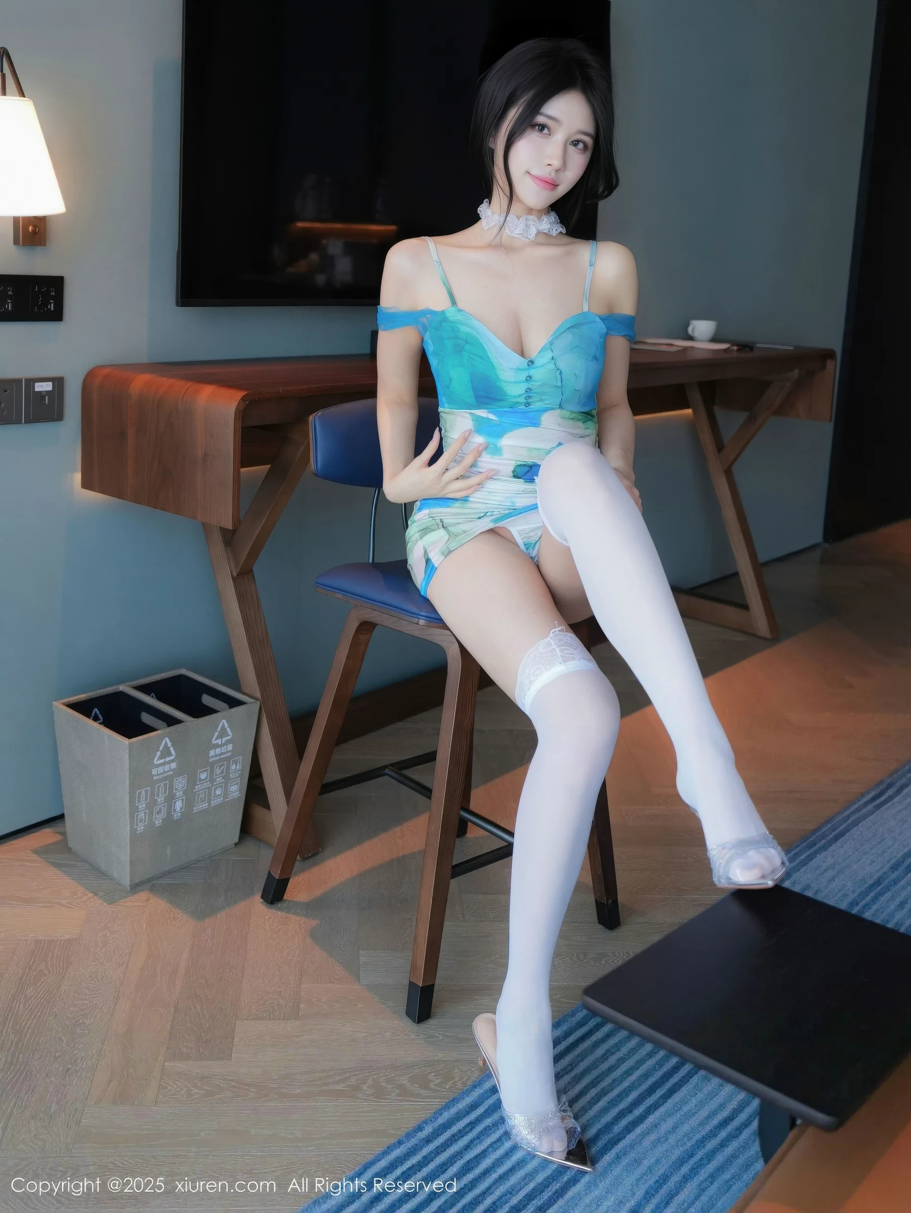 秀人集.com_[XiuRen秀人网]No.10859_模特shelly诗莉吖性感蓝色连衣短裙配白丝袜秀曼妙身姿诱惑写真76P